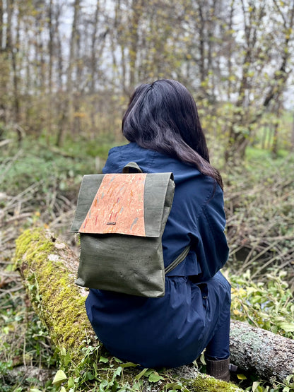 Stilvoller Rucksack „Helianthus“ aus Kork in grün, vegan und nachhaltig