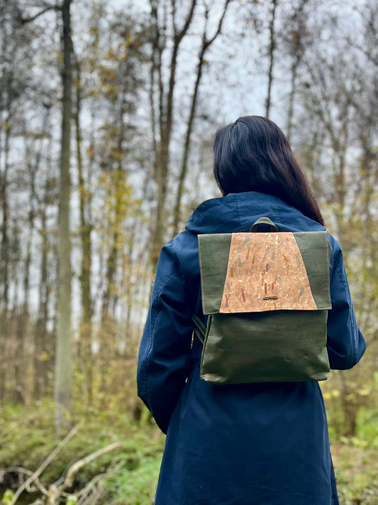 Stilvoller Rucksack „Helianthus“ aus Kork in grün, vegan und nachhaltig